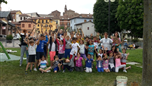 I bambini e i ragazzi con l'assessore Rosa Oberto - Laboratorio di pittura - Parco Giochi Don Rubino La Morra.