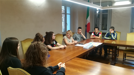 Il Sindaco Marialuisa Ascheri consegna la Costituzione italiana ai diciottenni