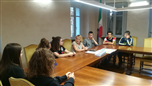 Il Sindaco Marialuisa Ascheri consegna la Costituzione italiana ai diciottenni