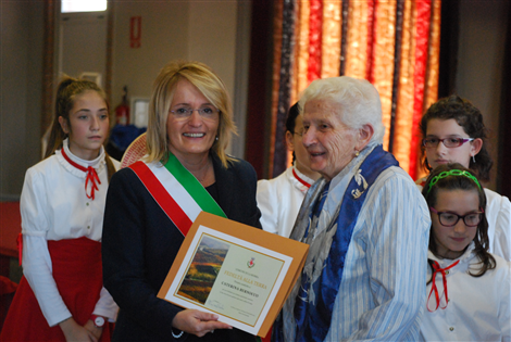 PREMIO FEDELTA' ALLA TERRA 2015 - BERNOCCO CATERINA E IL SINDACO MARIALUISA ASCHERI