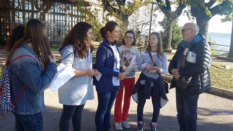 STUDENTESSE DELLA SCUOLA MEDIA CON IL PROF ARMANDO GAMBERA