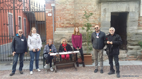 ARMANDO GAMBERA E EDO PRANDO CON ALCUNI VOLONTARI DELL'ACCOGLIENZA TURISTICA DI LA MORRA