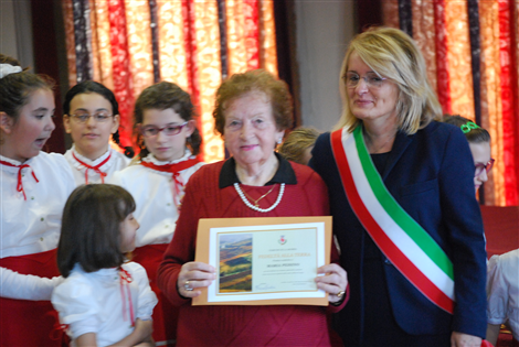 PREMIO FEDELTA' ALLA TERRA 2015 PEISINO MARIA E IL SINDACO MARIALUISA ASCHERI