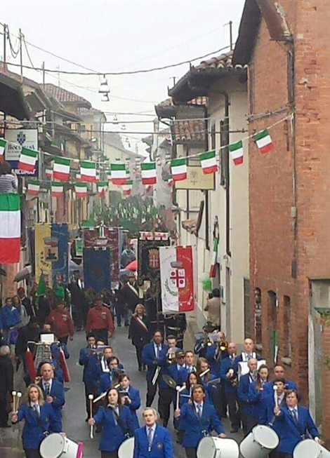 LA BANDA MUSICALE "G.GABETTI" DI LA MORRA - IL SINDACO MARIALUISA ASCHERI - IL PRESIDENTE ANA DI LA MORRA