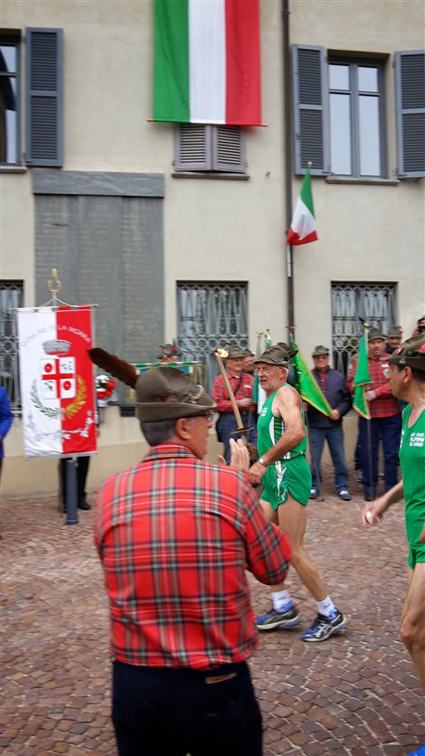 L'ARRIVO DELLA FIACCOLA ALPINA IN PIAZZA DEL MUNICIPIO