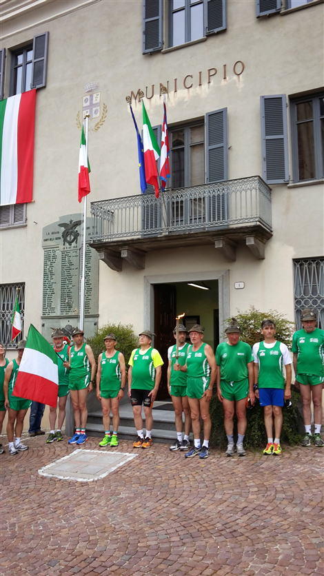 GLI ALPINI DELLA STAFFETTA CON LA FIACCOLA ALPINA PARTITA DA ALBA