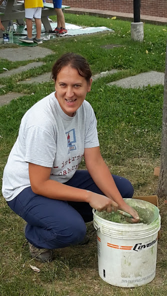 L'assessore Rosa Oberto - Laboratorio di pittura a La Morra - Parco giochi Don Rubino