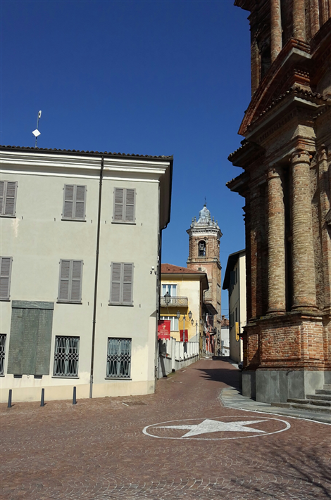 LA MORRA IL MUNICIPIO LA TORRE CAMPANARIA E LA CHIESA DI SAN MARTINO