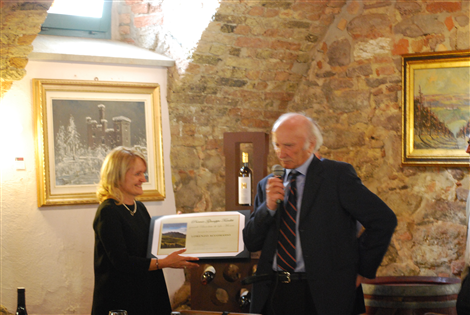 Il sindaco di La Morra Mariluisa ASCHERI consegna il premio alla carriera 2015 "GTarditi" al Cavaliere Lorenzo ACCOMASSO