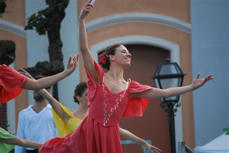 DANZA SUL BELVEDERE DI LA MORRA