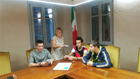 Il Sindaco Marialuisa Ascheri consegna la Costituzione italiana ai diciottenni