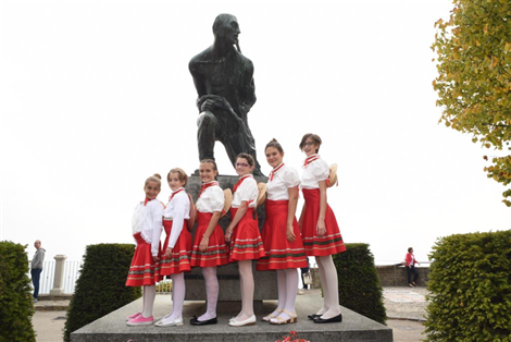 LE LAMORRESINE SUL BELVEDERE CON IL MONUMENTO AL VIGNAIOLO