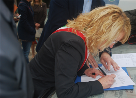 Firma protocollo d'intesa Regione Piemonte Comune di La Morra piano regolator...