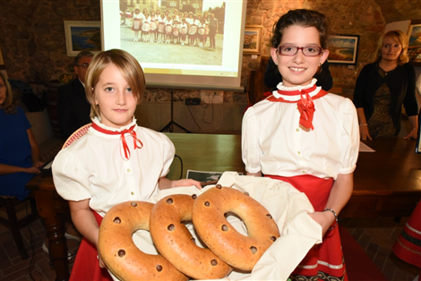 LE LAMORRESINE PRESENTANO IL " PAN D'LA MORA"CREATO APPOSITAMENTE PER L'OCCASIONE DAI FORNAI DI LA MORRA
