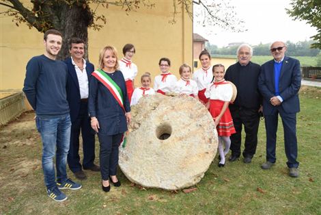 Presentazione dell'antica macina ritrovata a Serradenari. Stefano Sobrino, Giovanni Negri, la Sindaca Marialuisa Ascheri, le Lamorresine, il professor Armando Gambera