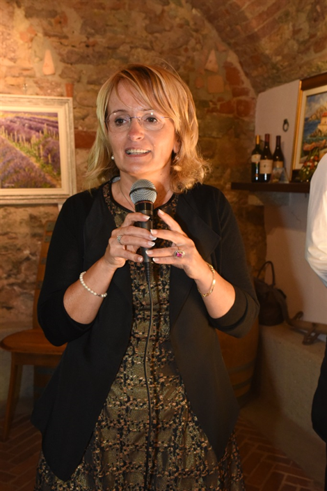 LA SINDACA DI LA MORRA MARIALUISA ASCHERI DURANTE LA CONFERENZA STAMPA